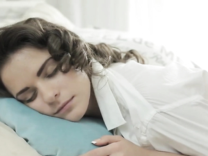 Teen Beauty Wakes Up For An Amazing Threesome